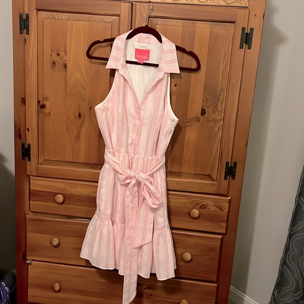 Beautiful pink and white seersucker Lilly Pulitzer shirt dress.